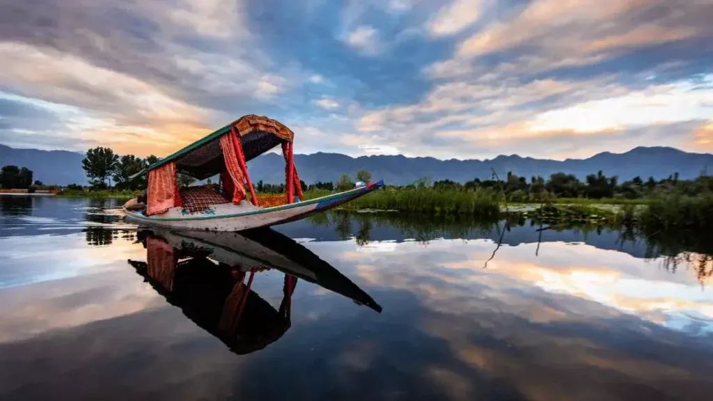Dal Lake - Kashmir.Blog